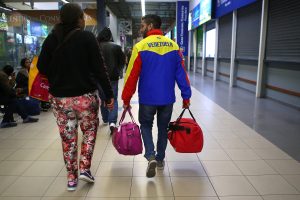 Entre 1,1 y 1,5 millones de migrantes y refugiados venezolanos se encuentra en Perú hasta la fecha, según la plataforma R4V. Foto: AFP