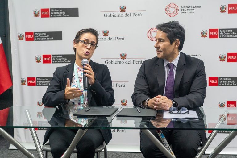 Nancy Arellano, presidenta fundadora de VeneActiva, en la firma del convenio con el ministro Julio Demartini. Foto: VeneActiva