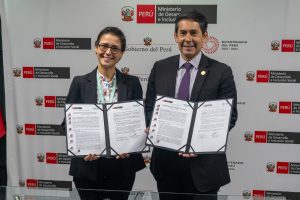 La ONG VeneActiva y el Midis firman histórico convenio.