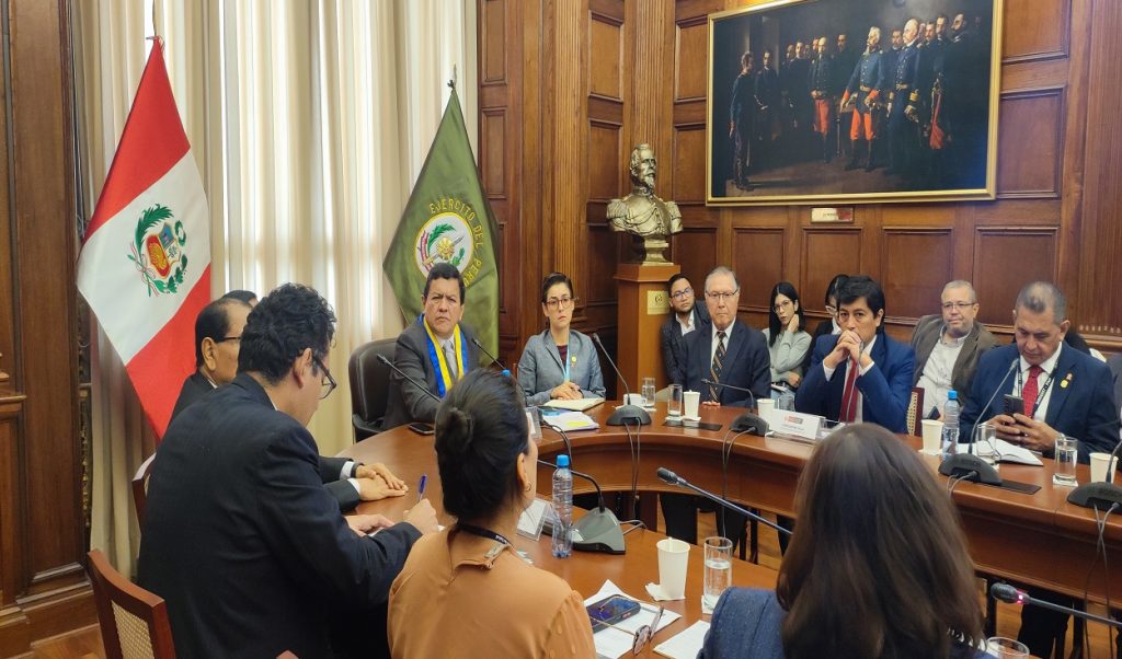 El parlamentario andino Gustavo Pachecho, Nancy Arellano y representantes de diversas carteras ministeriales. Foto: VeneActiva